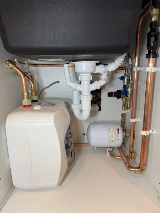 Under-sink water heater and expansion vessel with new copper pipework